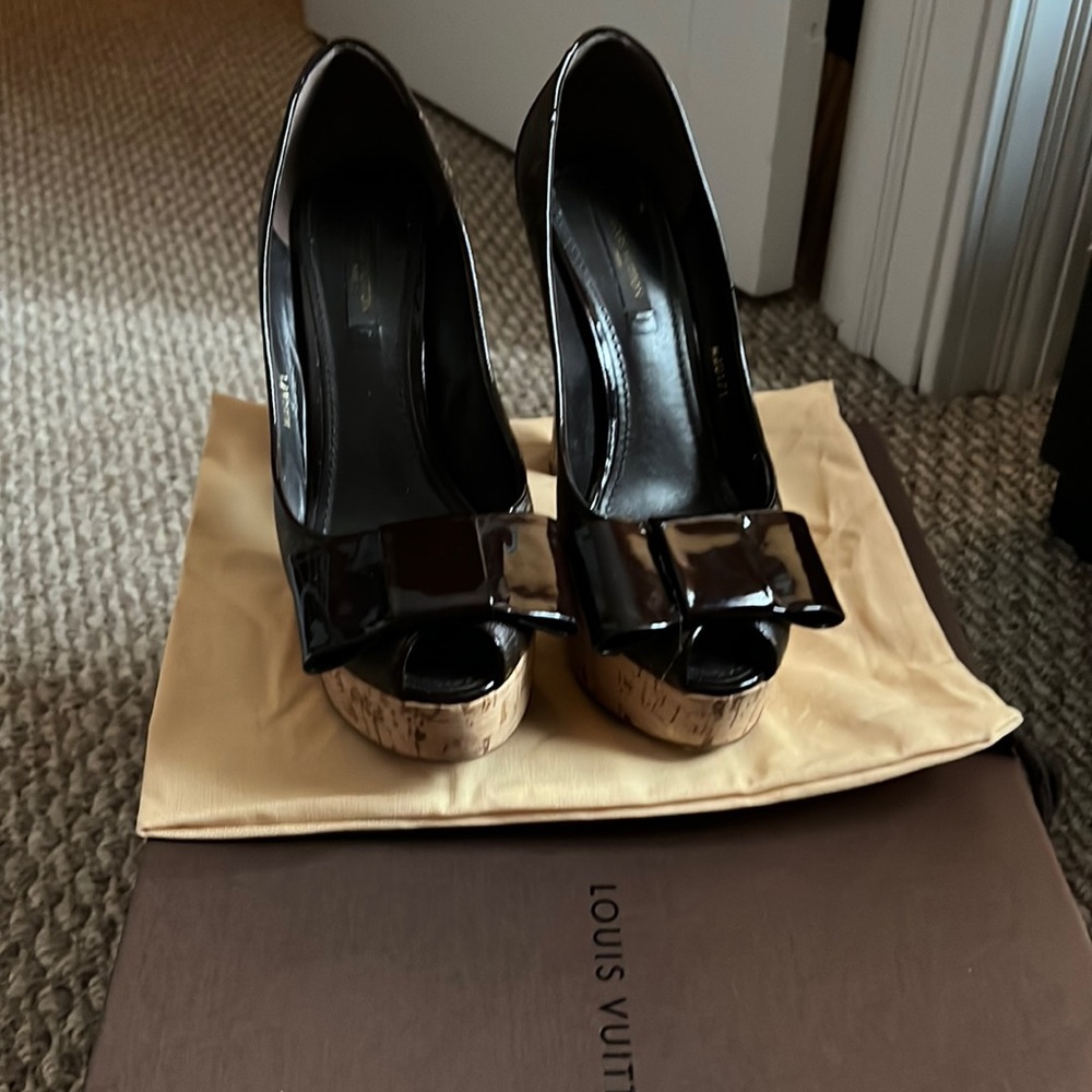 Beautiful Louis Vuitton  shoe 38